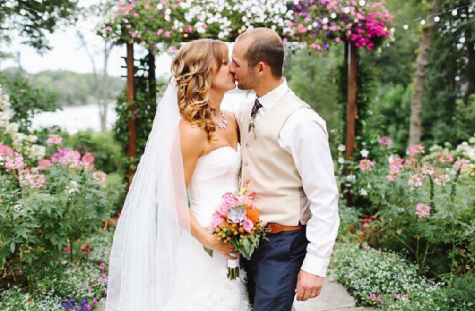 couple kissing in garden