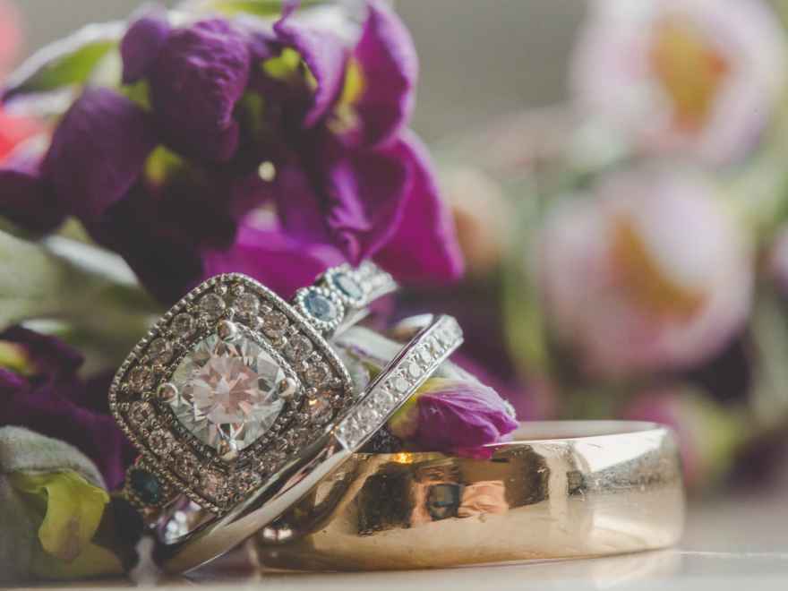 wedding rings with flowers