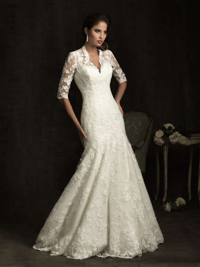 Quarter-length sleeved wedding dress