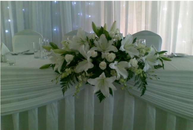 White Lily Head Table Display
