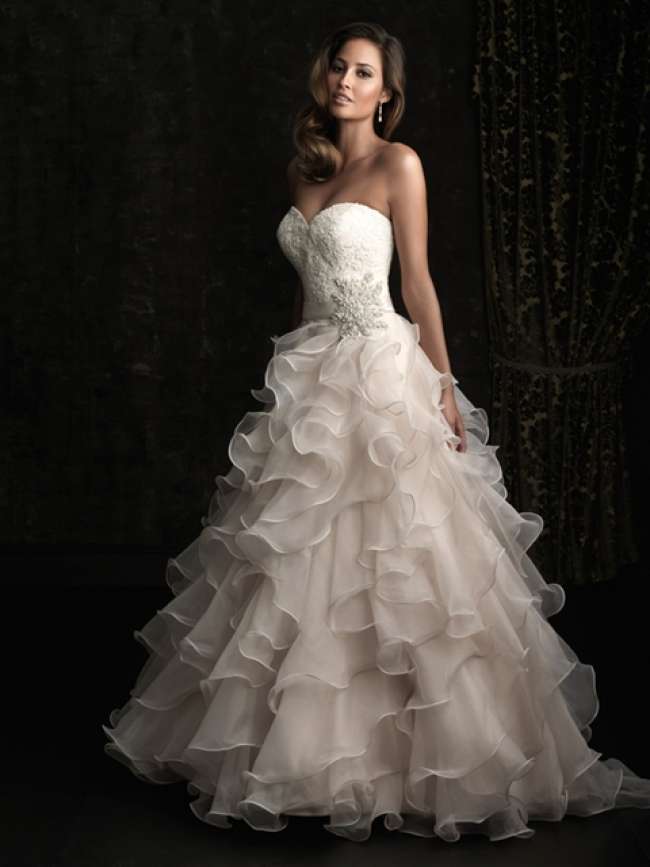 Wedding dress with ruffled skirt