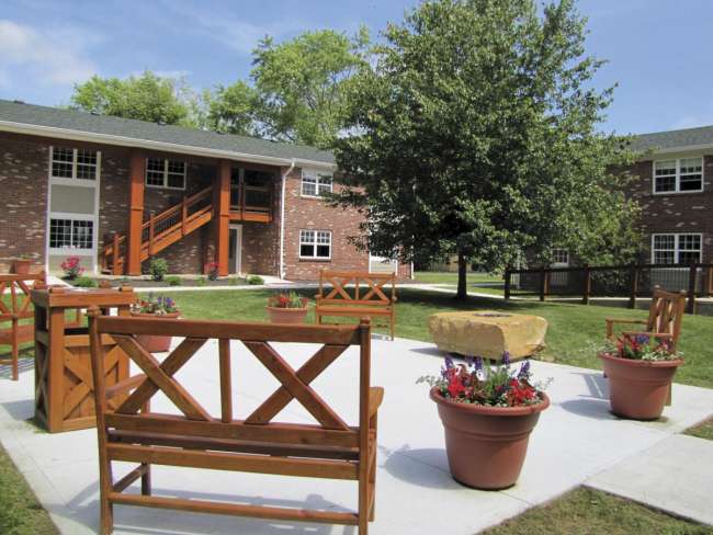 Creekside Retreat Courtyard